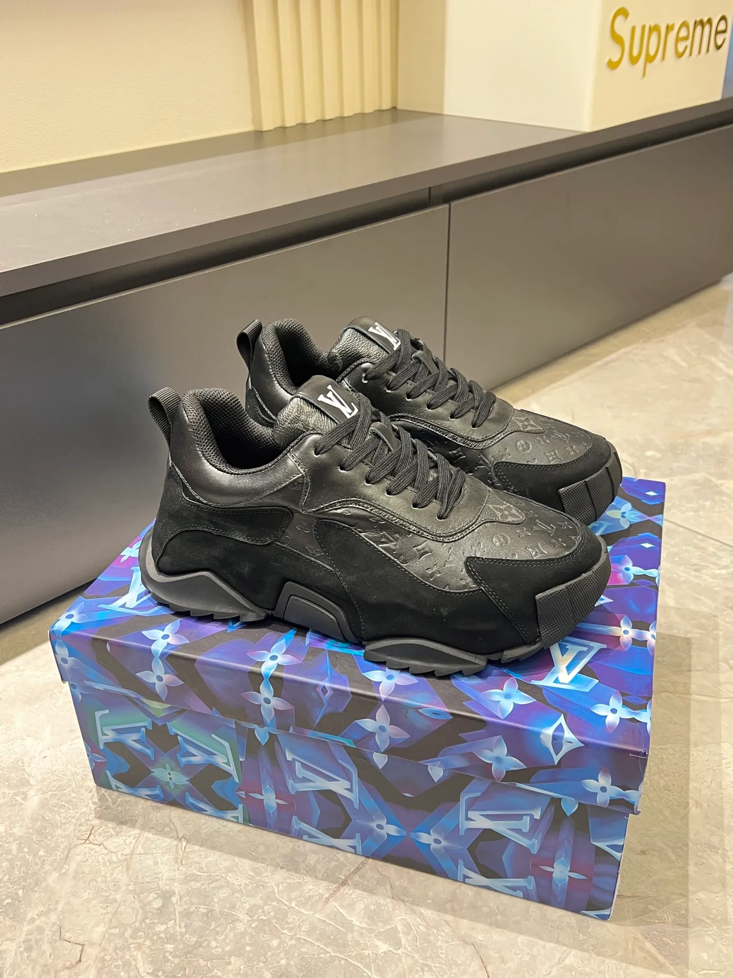 p600 "LOUI* VUITTO*" popular men's casual shoes, genuine development in Italy 💯Purchasing level quality ✔️The upper is made of first-layer cowhide, comfortable and soft sheepskin feet ⚡️ Fashionable and versatile, the toe last shape is firm and full, the soles are made from original LV molds and can be freely entered and exited the counter. Light and comfortable on the feet~Purely handmade, details determine quality! Size:39-44!